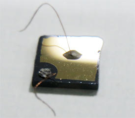 研究チームが作成したデバイス。デバイス中のヒ化ガリウムマンガン(Ga,Mn)As膜の磁気的性質を電界で制御できることが明らかになった。