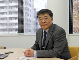 Mingwei Chen（陳明偉）教授は、WPI-AIMRのバルク金属ガラス研究グループのグループリーダーである。