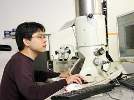 研究には球面収差補正透過電子顕微鏡を使っている。