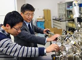 陳教授はバルク金属ガラスのほかにも多くの研究テーマに取り組んでいる。
 