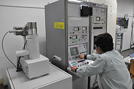 At the Common Equipment Unit, staff members with fluency in both Japanese and English are available to assist with the design of experiments and provide training for AIMR researchers.