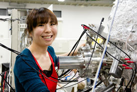 As a JSPS research fellow in the Materials Physics Group at the AIMR, Takayama is currently studying spin-polarization phenomena in materials as an extension of her PhD research.
