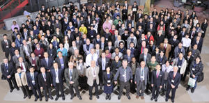 2014年2月に仙台で開催された「AIMR International Symposium（AMIS）2014」には、13か国・50以上の研究機関から約240人の研究者が参加した。