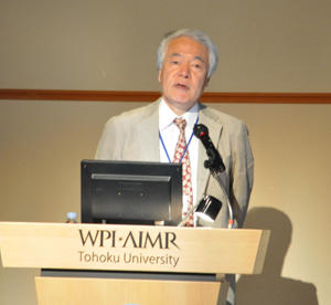 宇川彰WPIプログラムディレクター代理は、歴史的観点から、材料科学研究と数学との融合が大きな成果をもたらす可能性について語った。