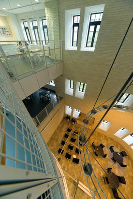 AIMR建物内の共有スペースは、研究者やスタッフ間の交流を促進するために設けられている。