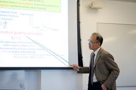 AIMR数学ユニットの西浦廉政教授は、数学と材料科学の深い結びつきについて基調講演を行った。
