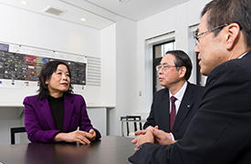 Motoko Kotani (left), Koki Takanashi (center) and Atsushi Muramatsu (right) discuss plans for Tohoku University in light of its recent selection as a Designated National University.
