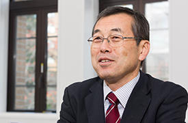 多元物質科学研究所の村松淳司所長は、世界中から研究者を受け入れ、また東北大学の学生や研究者が海外で活躍できるようにしたいと考えている。