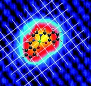 図1: 磁化可能なコバルト-芳香族炭化水素分子錯体(黄色-赤色)が 絶縁性の塩化ナトリウム表面(青色)に吸着した様子を示す原子間力顕微鏡像。塩化ナトリウムの格子が原子レベルではっきりと解像されている。 © 2010 ACS