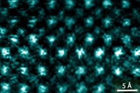 図 1: 高導電性で層状構造をもつ酸化物薄膜の走査透過電子顕微鏡像。明るいスポットはストロンチウム原子を、薄暗いスポットはチタン原子を表す。