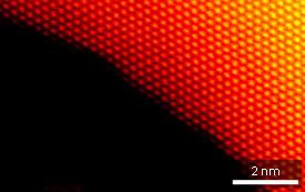 ナノポーラス金表面の原子レベルのステップ（段差）を示す走査透過電子顕微鏡像