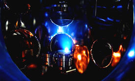 パルスレーザー堆積法で高品質薄膜を作製する様子。 © 2015 Susumu Shiraki パルスレーザー堆積法で高品質薄膜を作製する様子。