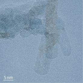 A high-resolution transmission electron microscopy image showing fine cerium oxide nanorods fabricated by a mild-temperature method.