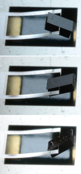 動作中の金属ガラスベースマイクロスキャナー。シリコンの代わりに金属ガラス部品を用いることによって、回転角度を格段に大きくすることができる。
