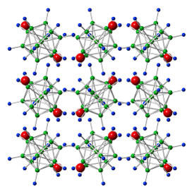 リチウムドデカヒドロ-クロソ-ドデカボレート(Li<sub>2</sub>B<sub>12</sub>H<sub>12</sub>)は、ホウ素(緑色の球)と水素(青色の球)からなるケージ状アニオンとリチウムイオン(赤色の球)から構成される。ボールミル粉砕によって一部の水素とリチウムを除去すると、リチウムイオン伝導度が著しく向上した。