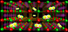 岩塩構造をもつランタン酸化物（赤色の球と緑色の球からなる結晶格子）の薄膜は、温度が約5ケルビン以下になると電子がクーパー対を形成し（黄色の球のペア）、超伝導を示すことがわかった。