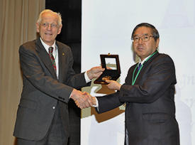 2010年Acta Materialia Gold Medalを授与された井上明久東北大学総長（右）
