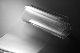 ナノ結晶・ポリマーハイブリッド技術により製作された、高屈折率の透明フィルム。