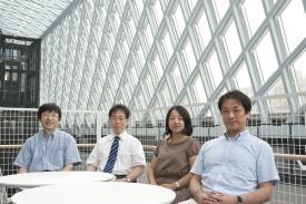 左から順に、浅尾直樹教授、藤田武志准教授、Hongwen Liu助教、中山幸仁准教授
 