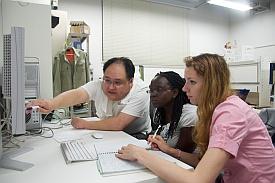 研究室実習でAIMRの研究者から直接指導を受ける参加者。