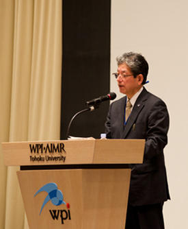 Tohoku University President Susumu Satomi formally welcomed delegates to the AIMR International Symposium 2013, which focused on the theme of “Challenge for green materials innovation through the fusion of materials science and mathematics”.