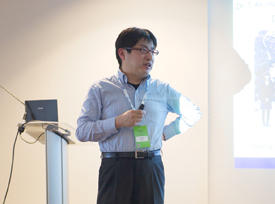 フランスで開催されたE-MRSの2014年春季総会で、専門のスピントロニクス技術について発表する齊藤英治主任研究者。