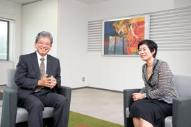 AIMR Director Motoko Kotani (right) and the president of Tohoku University, Susumu Satomi (left), discuss the positive benefits that the AIMR reforms have had on the university.