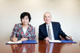 2014年4月16日、AIMRジョイントセンターの設立に関する覚書を交わす小谷元子AIMR機構長（左）とEric Isaacsシカゴ大学Provost。