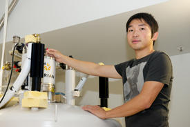 UCSBのAIMRジョイントセンターのYonghao Zheng助手は、安定な有機ラジカルの温度を調整するだけで、その電子的特性を変えられることを発見した。