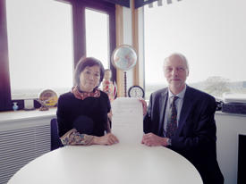In November 2015, AIMR Director Motoko Kotani (left) and Alan Lindsay Greer, head of the School of Physical Sciences at the University of Cambridge, signed an agreement to extend the term of the AIMR Joint Research Center at Cambridge. In November 2015, AIMR Director Motoko Kotani (left) and Alan Lindsay Greer, head of the School of Physical Sciences at the University of Cambridge, signed an agreement to extend the term of the AIMR Joint Research Center at Cambridge.