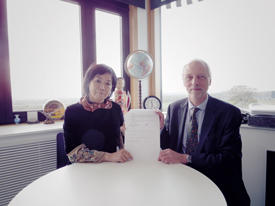 2015年11月、AIMR機構長の小谷元子教授（左）とケンブリッジ大学物理科学系スクール長のAlan Lindsay Greer教授は、ケンブリッジ大学AIMRジョイントリサーチセンターの契約更新の協定書に署名した。