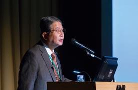 化学者の藤嶋昭教授は、二酸化チタンの水分解性と超親水性という魅力的な特性を発見した。