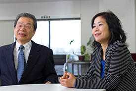 Former director of the AIMR, Professor Emeritus Yoshinori Yamamoto (left), and current director, Professor Motoko Kotani (right) discuss AIMR’s influence on the world of materials science and beyond.