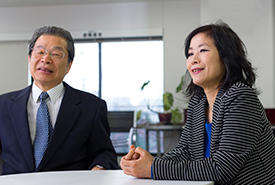 新たな試みを続けてきたAIMRについて語る、前機構長の山本嘉則名誉教授(左)と現機構長の小谷元子教授(右)。