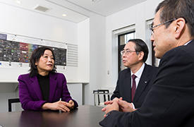 指定国立大学に指定された東北大学の今後の戦略について語り合う、AIMRの小谷元子所長(左)、金属材料研究所の高梨弘毅所長(中央)、多元物質科学研究所の村松淳司所長。